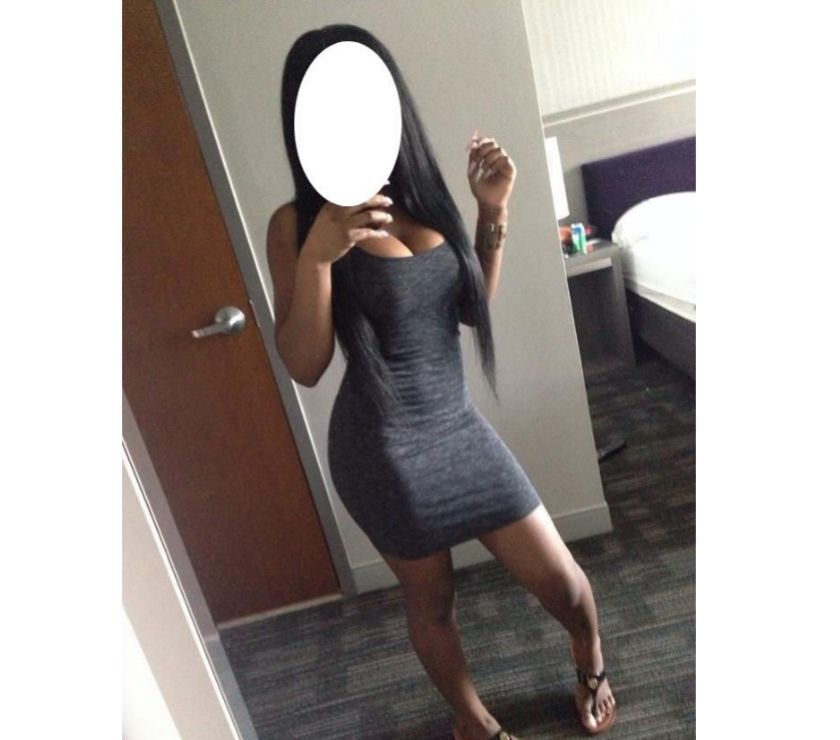 Jeune femme ravissante en privé avec toi
