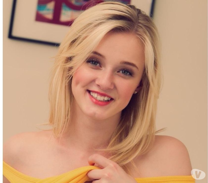 Magnifique poupée blonde souriante