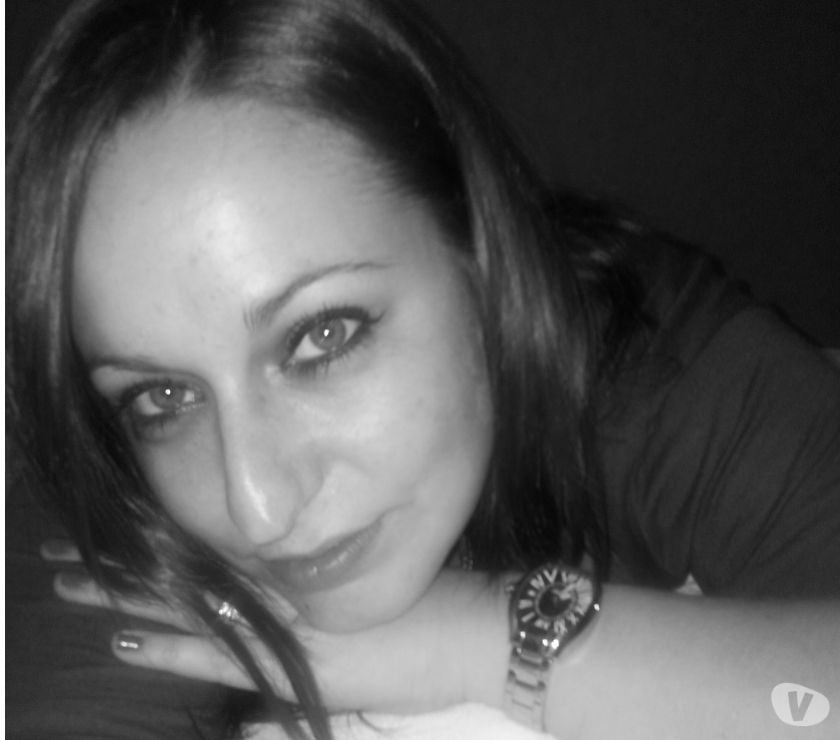 Brune charmante au regard intense